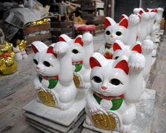 chat porte-bonheur japonais Manekineko en céramique 7449